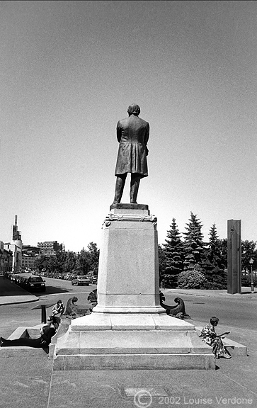 Statue, Women and photographer