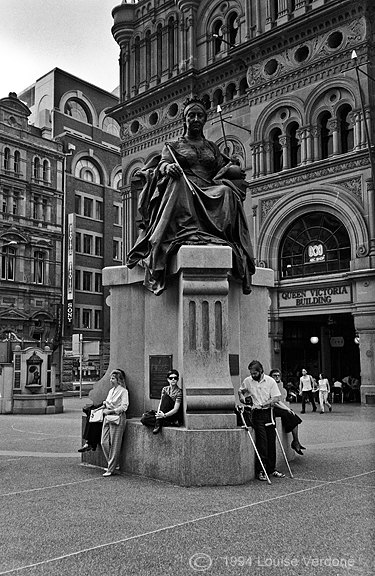 Attendre autour d'une sculpture