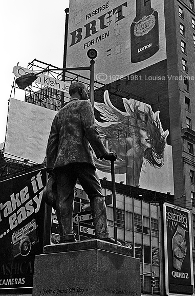 Autour d'une sculpture d'un homme avec canne