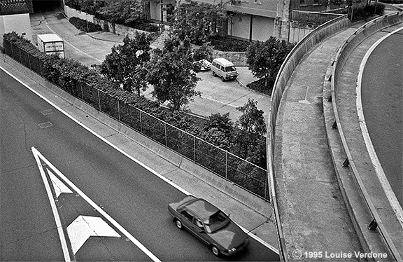 Flèche et automobile sur la route