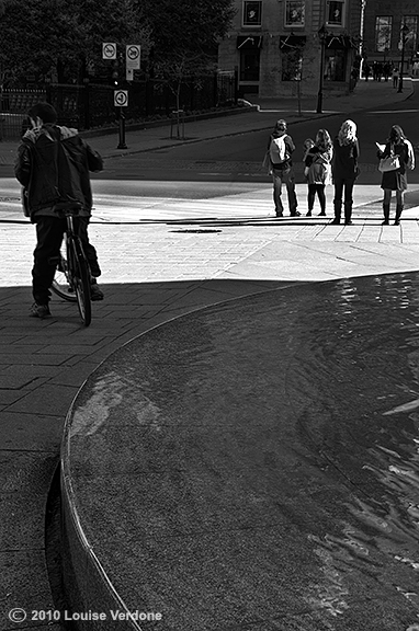 Cyclist and Water in the Dark Cycliste et eau dans l’ombre