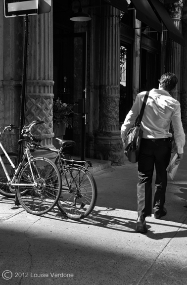 Homme dans rayon de lumière