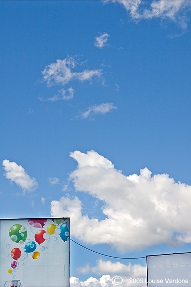 Panneau à ballons et ciel